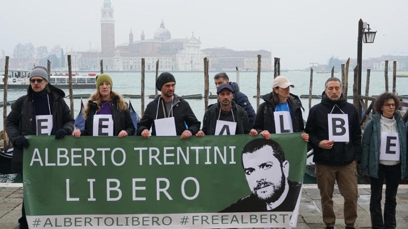 Il Venezuela libera 99 detenuti ma Trentini resta in carcere. La famiglia: è l’ora di insistere