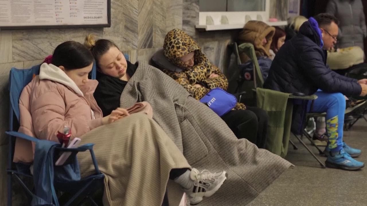 Missili russi su Kiev, i cittadini della capitale ucraina si rifugiano nelle stazioni della metro
