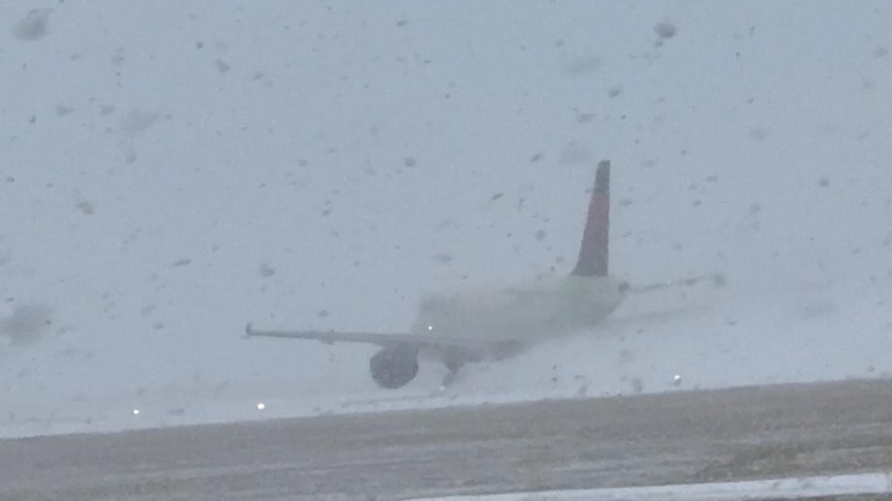 New York, in attesa della tormenta gli aerei atterrano e decollano sotto la neve