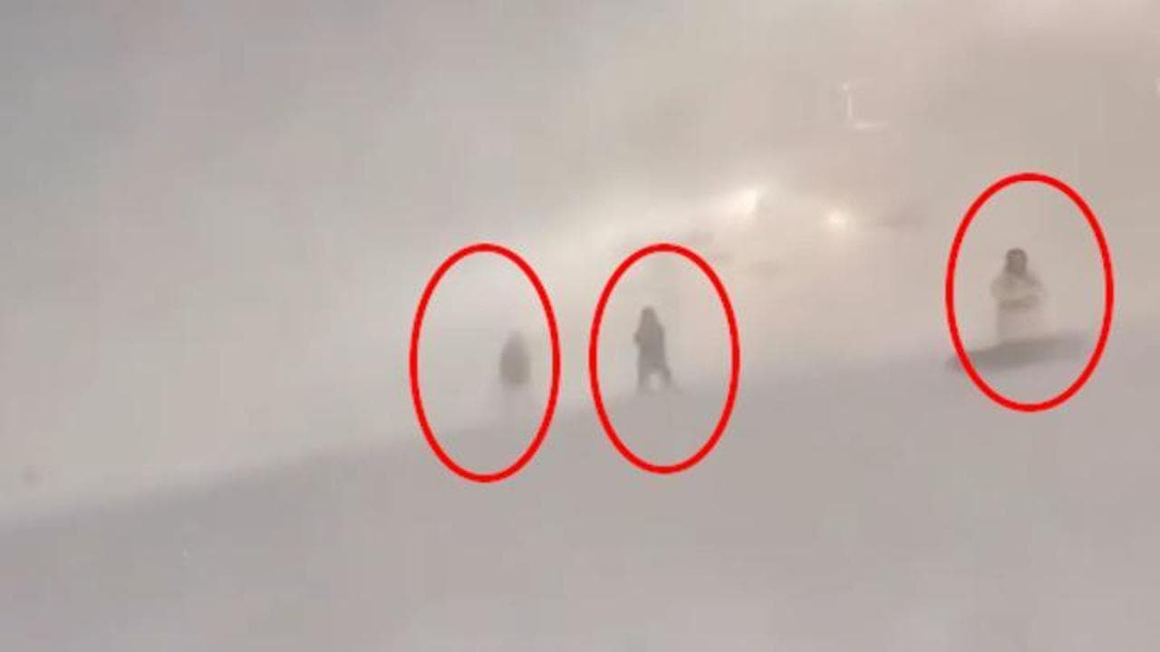Giappone, Hokkaido sotto la tormenta: gli sciatori sfidano la neve estrema