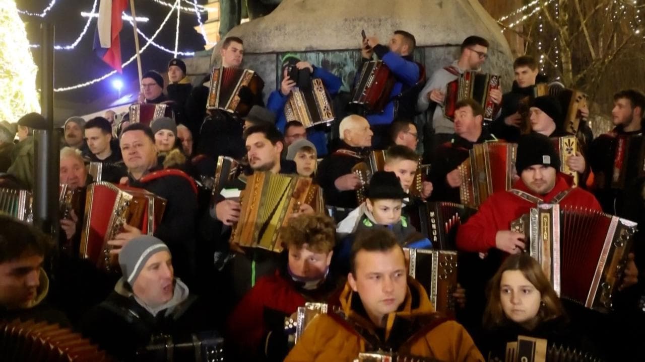 Lubiana, la rivolta delle fisarmoniche: artisti in piazza contro il divieto di musica in strada