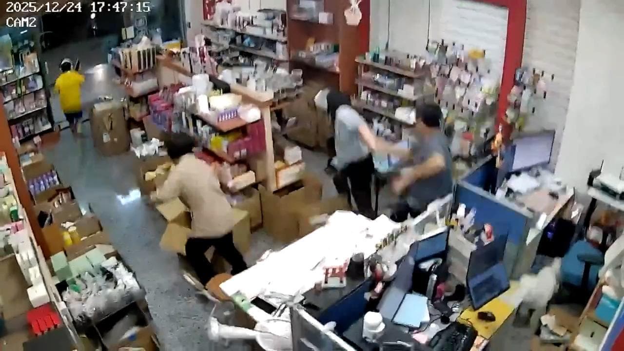 Terremoto a Taiwan, il momento della forte scossa all'interno di un negozio: tutti fuggono in strada