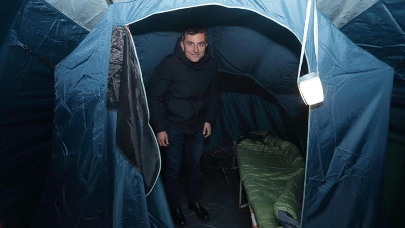 Il sindaco Piero Castrataro in tenda all'ingresso dell'ospedale Veneziale ANSA / ANTONIO NARDELLI
