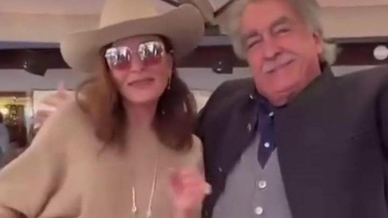 La ministra Santanché a Cortina balla Sal Da Vinci sulla terrazza del Camineto di Cortina