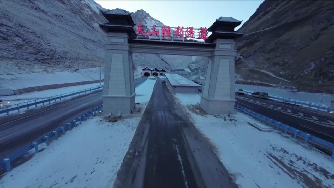Cina, apre al traffico il tunnel autostradale Tianshan Shengli: è il più lungo del mondo