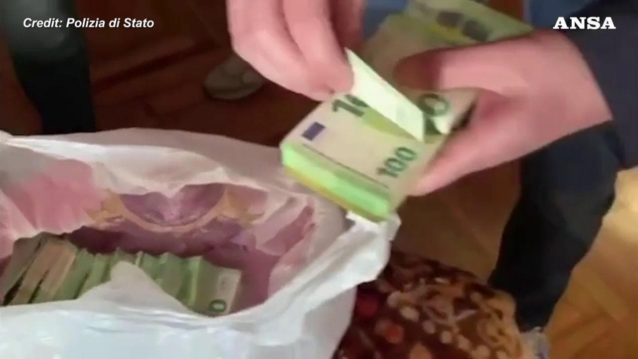 Finanziamenti ad Hamas, ecco le buste piene di banconote: oltre 1 milione di euro in contanti