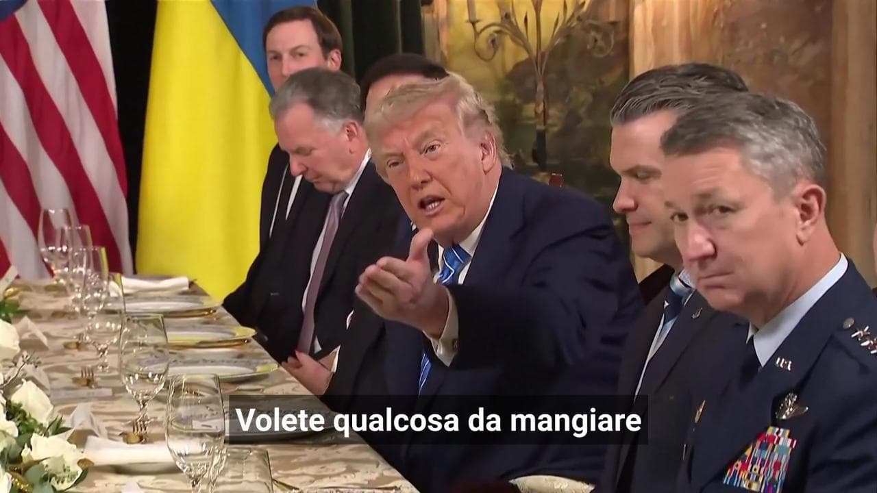Trump a tavola con Zelensky, la domanda ai giornalisti rompe il protocollo: "Volete mangiare qualcosa?"