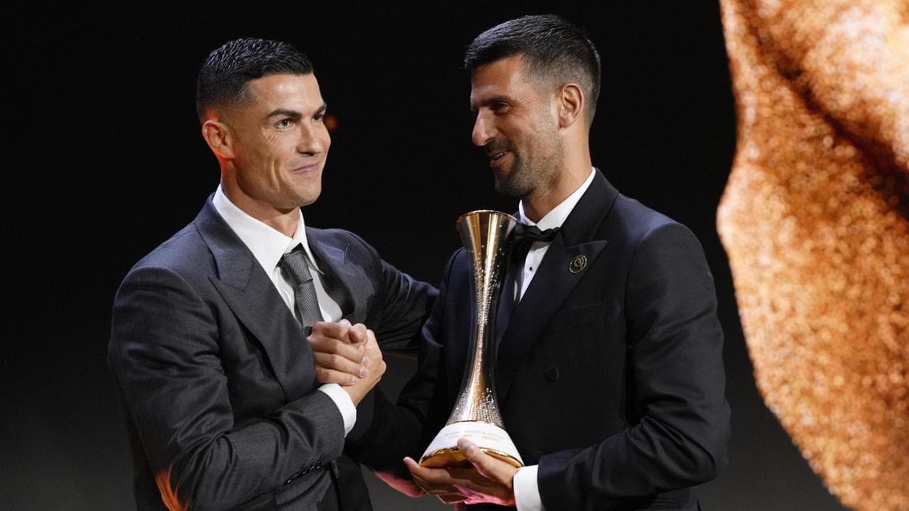 Ronaldo premia Djokovic a Dubai: incontro tra leggende ai Globe Soccer Awards