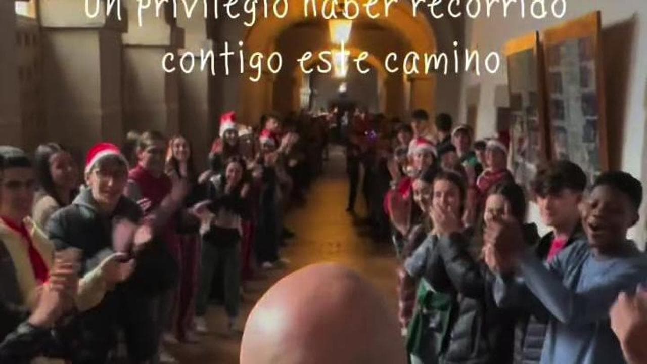 Madrid, il professore più amato va in pensione: il saluto della scuola è commovente
