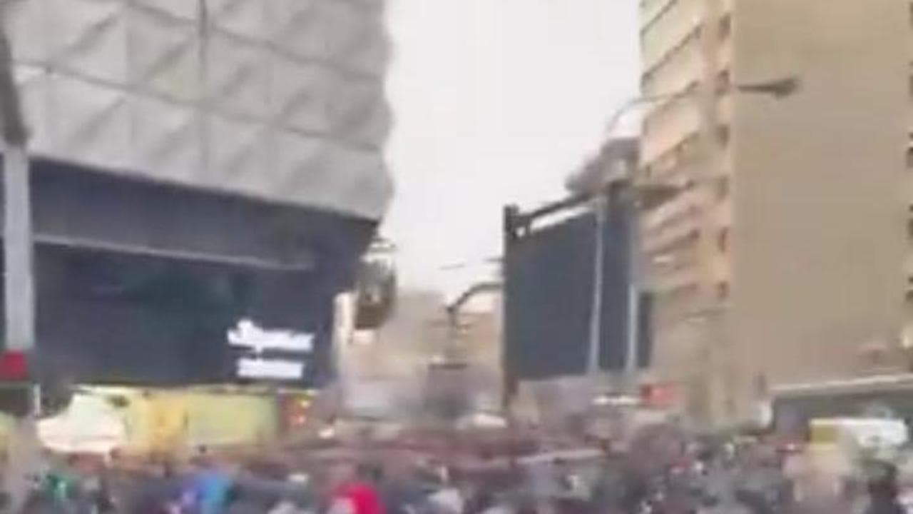Iran, la valuta nazionale crolla a un nuovo minimo storico: la protesta dei commercianti a Teheran