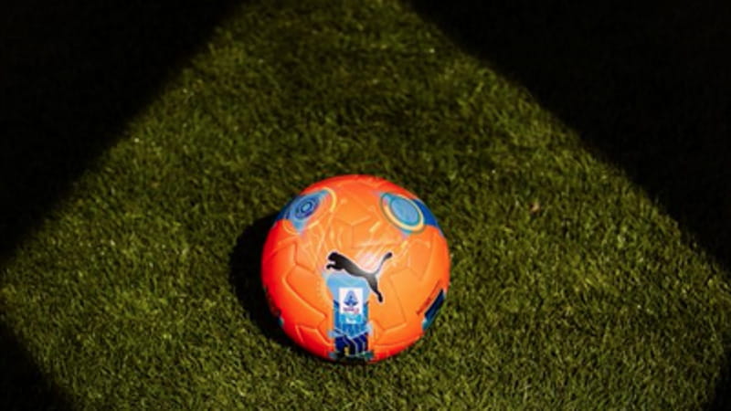 Addio al pallone arancione, si torna all’antico dopo le proteste: “Scelta non felice”