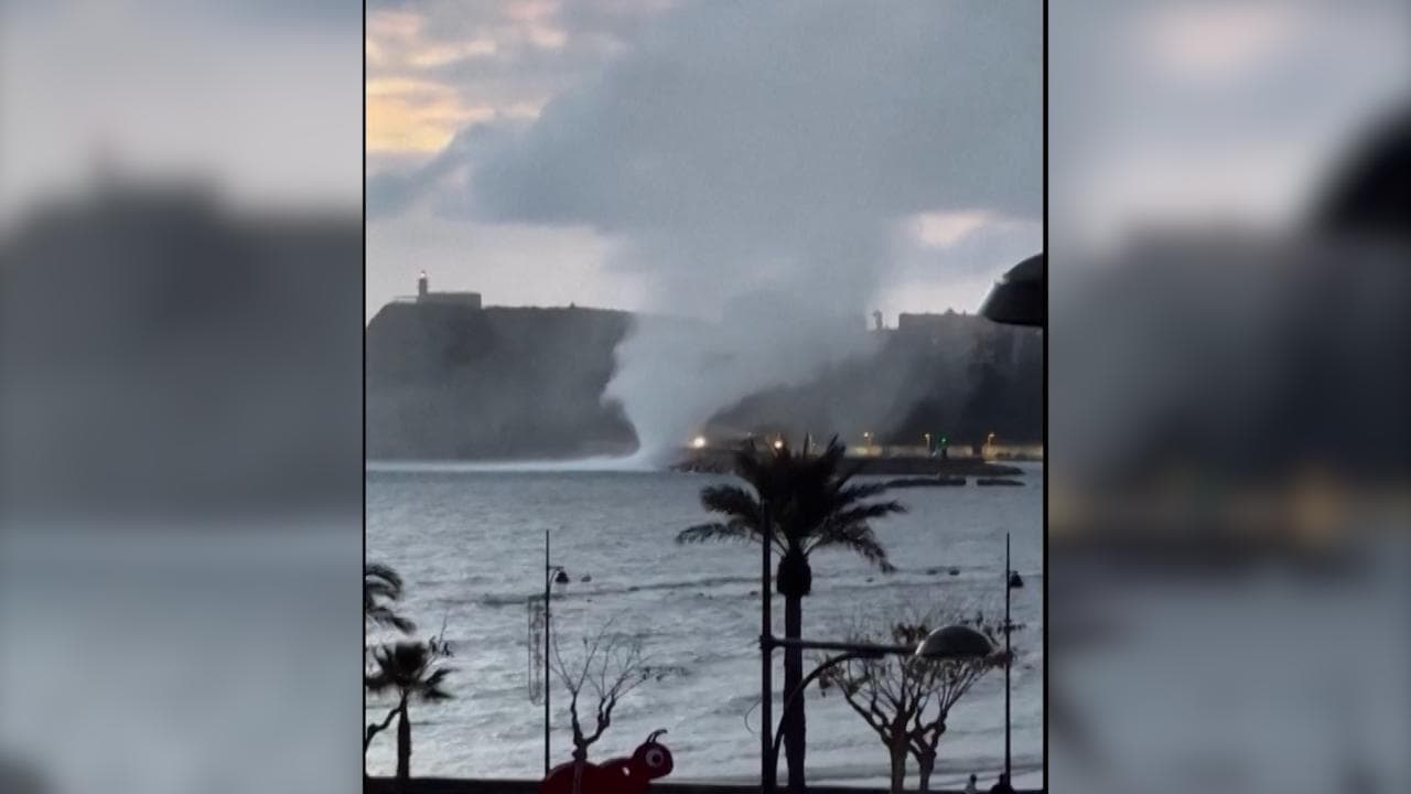 Spagna, la tromba marina si abbatte sul porticciolo: le immagini