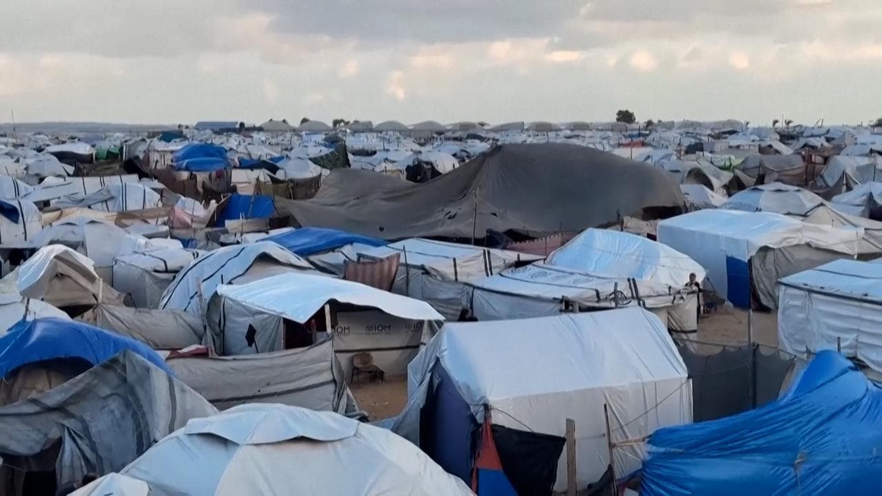 Gaza, vento e freddo scuotono e distruggono le tende degli sfollati: "Non riusciamo più a ripararci"
