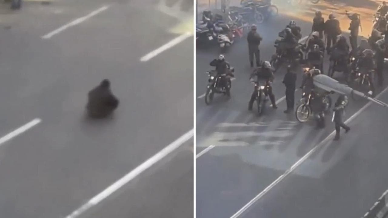 Iran, proteste a Teheran per il carovita: il manifestante seduto a terra sfida i miliziani