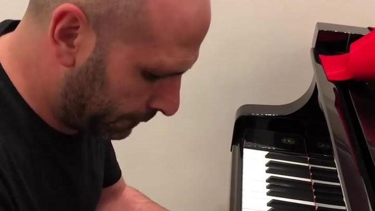 Checco Zalone suona il piano a casa di amici: virtuosismi e improvvisazione jazz