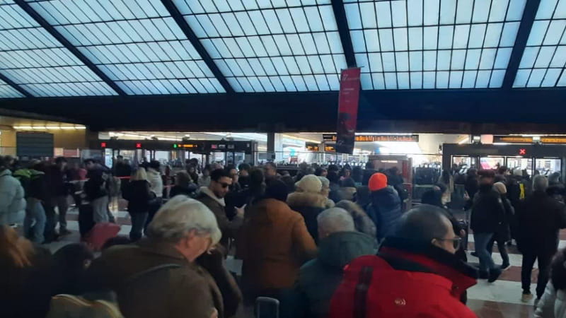 Persone in attesa a Santa Maria Novella