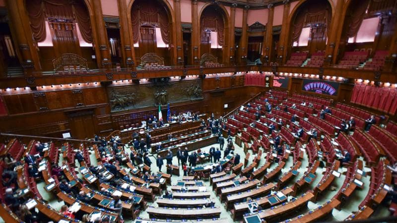 Caffè, sfottò, odg e selfie. Manovra, la notte in aula dei deputati da “studenti in occupazione”