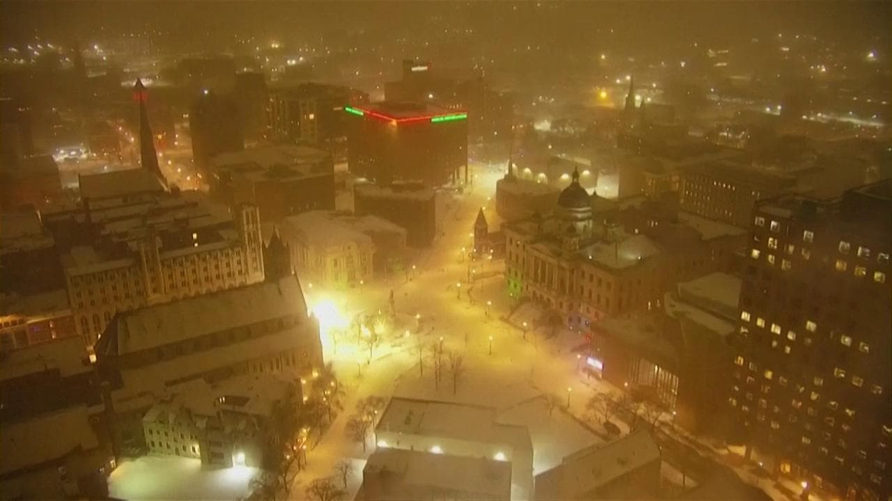 Tempesta di neve nello Stato di New York: Syracuse rallenta, la città sospesa nel silenzio bianco