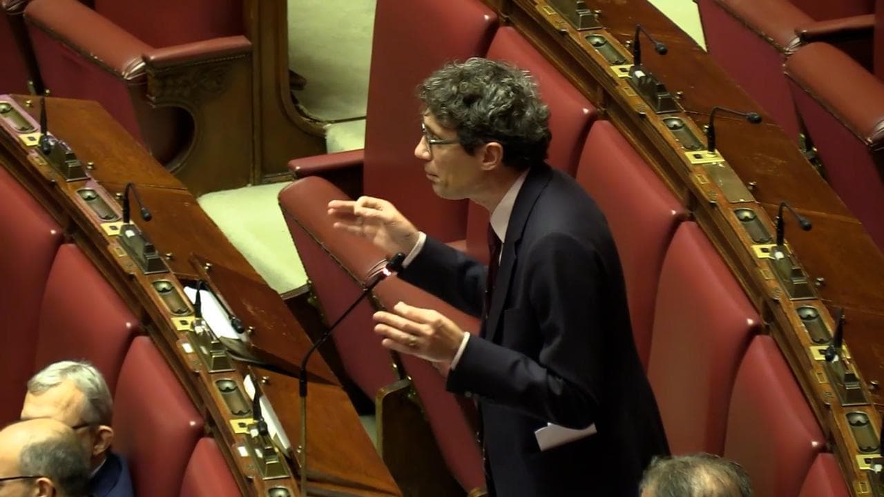 Manovra, Magi mostra in aula il cartello "Vendesi": "La democrazia parlamentare sta marcendo"