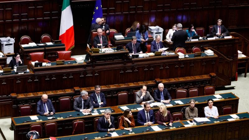 La manovra è legge. Schlein: “Aiuta i ricchi”. Giorgetti: “Età pensionabile? No aumento se conti ok”