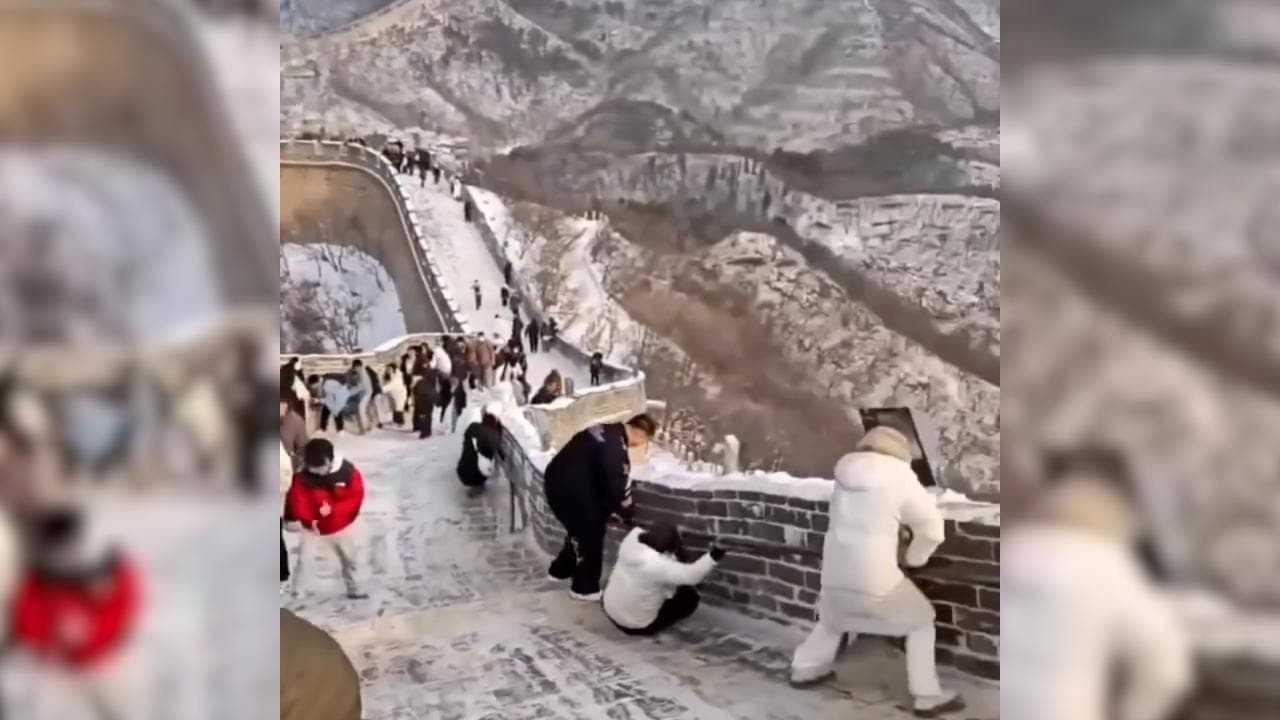 Cina, neve e ghiaccio sulla Grande Muraglia: turisti in difficoltà