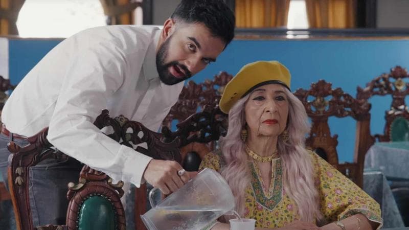 Così si faceva chiamare Zohran Mamdani, oggi sindaco di New York, quando faceva rap. Qui è nel video Nani (2019) con l’attrice indiana Madhur Jaffrey