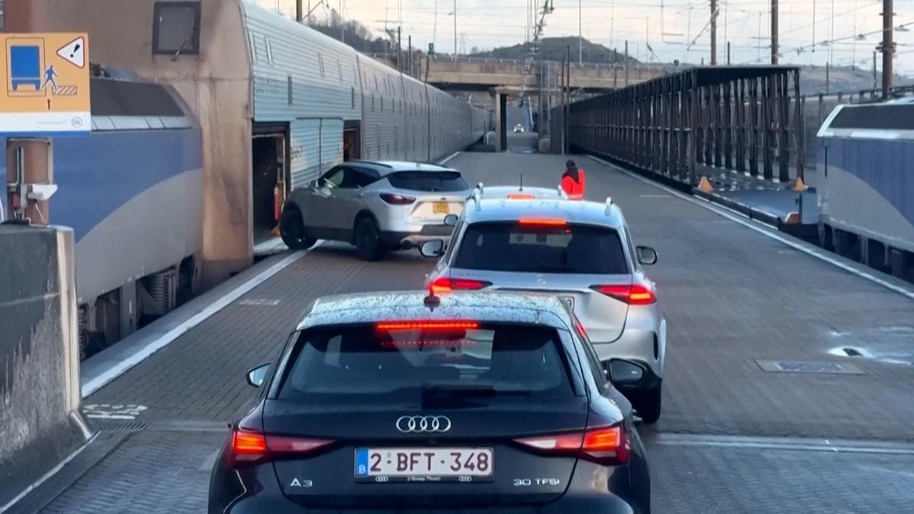 Eurostar, il servizio riprende ma "persistono problemi". Il consiglio di rimandare i viaggi