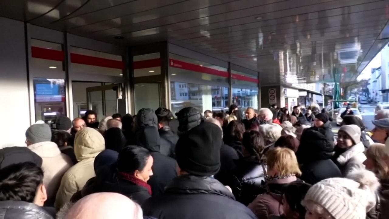 Germania: furto da 34 milioni alla banca, la folla dei correntisti protesta davanti alla filiale