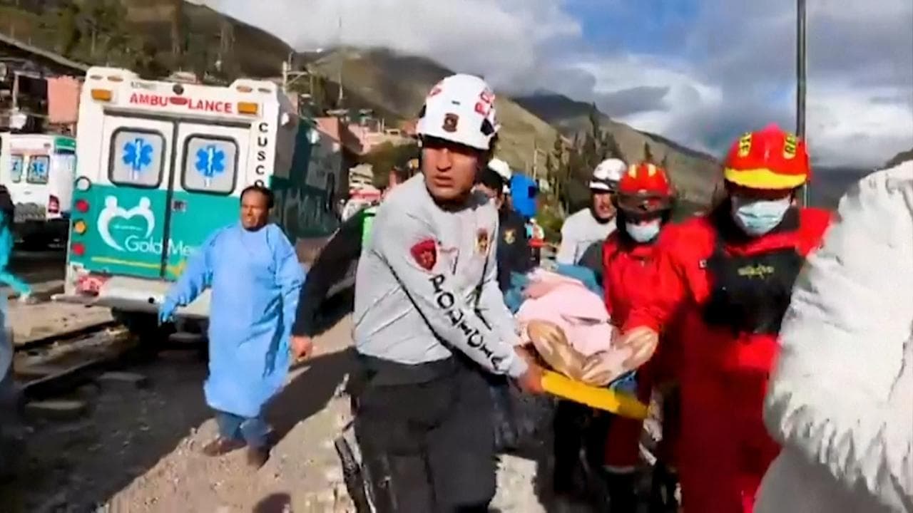 Perù, scontro tra treni di turisti per Machu Picchu: le immagini dei primi soccorsi