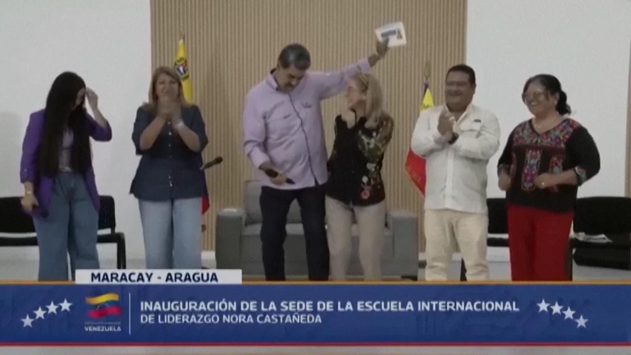 Venezuela: Maduro balla con la moglie sulle note del suo tormentone-rap "No crazy war"