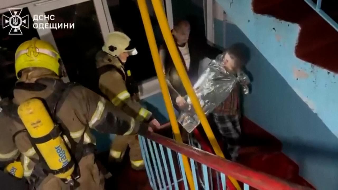 Ucraina, attacco di droni russi a Odessa: i soccorsi dei feriti