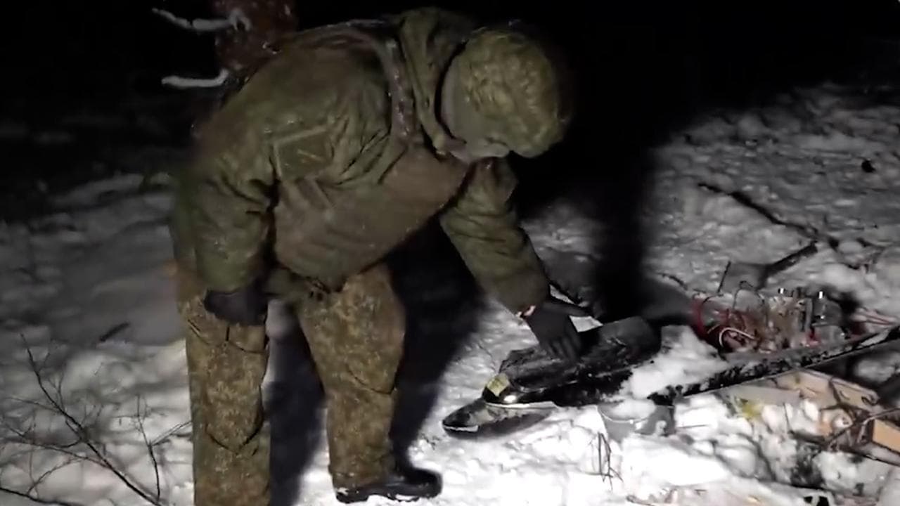 Mosca mostra drone "abbattuto nell'attacco alla dacia di Putin": Kiev smentisce