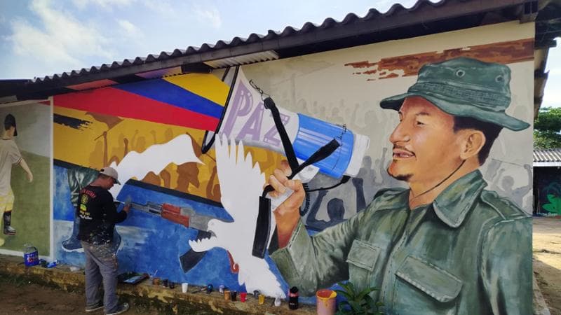 Agua Bonita, in Colombia, è una delle zone assegnate agli ex Farc. A destra, uno dei murales del paese. foto di Gabriella Saba