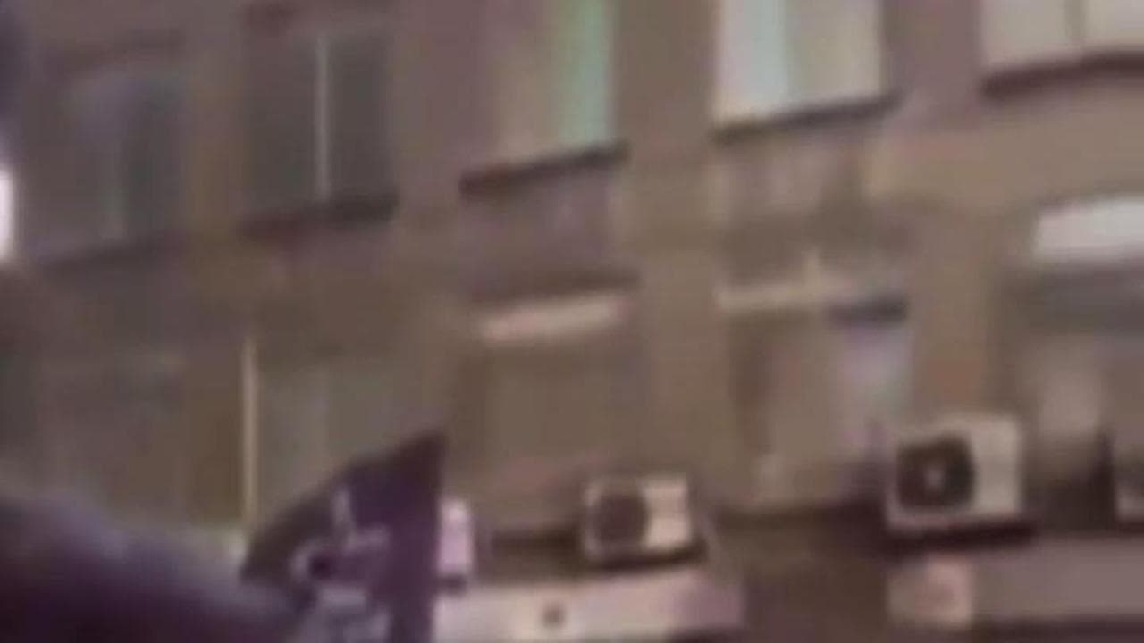 Teheran, le proteste al bazar guidate da una ragazza: "Non abbiate paura, siamo insieme"