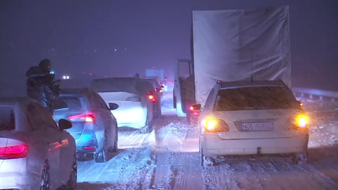 Polonia paralizzata dalla neve: automobilisti intrappolati in code fino a 20 chilometri