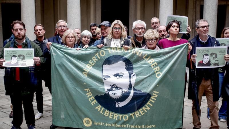 Esposto lo striscione al termine della conferenza ‘Libertà per Alberto subito’ per chiedere il rilascio del figlio Alberto Trentini detenuto in Venezuela da un anno presso palazzo Marino a Milano, 15 novembre 2025. ANSA/MOURAD BALTI TOUATI