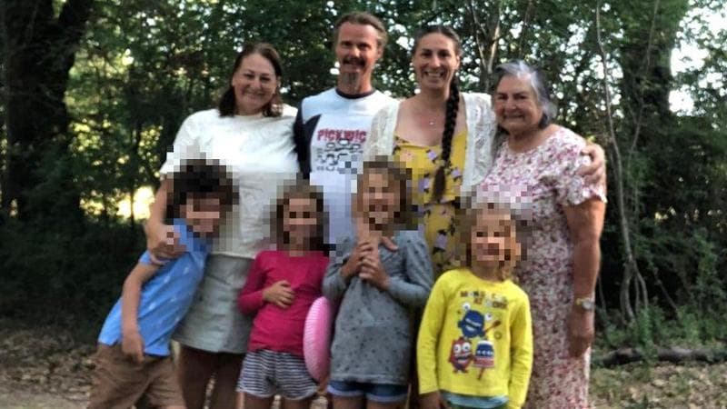 La famiglia nel bosco con dei loro vicini