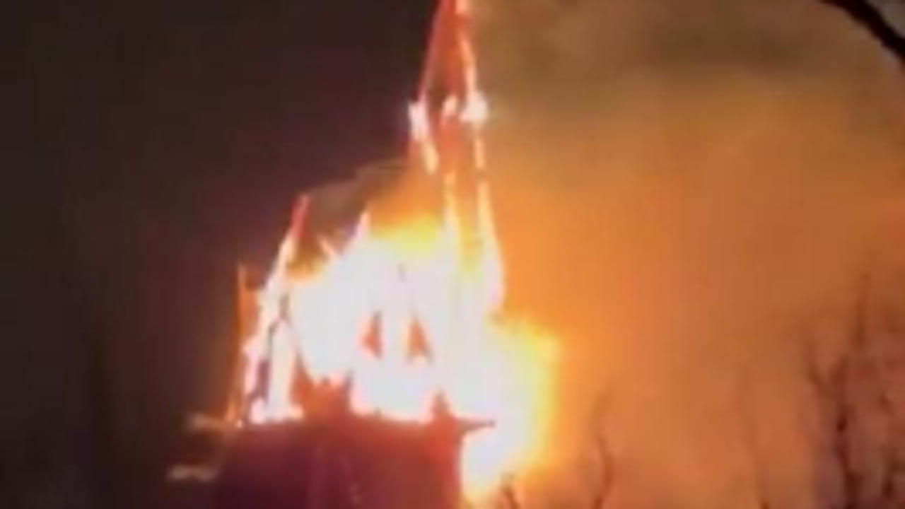 Amsterdam, fiamme distruggono l’antica chiesa Vondelkerk: le immagini del rogo