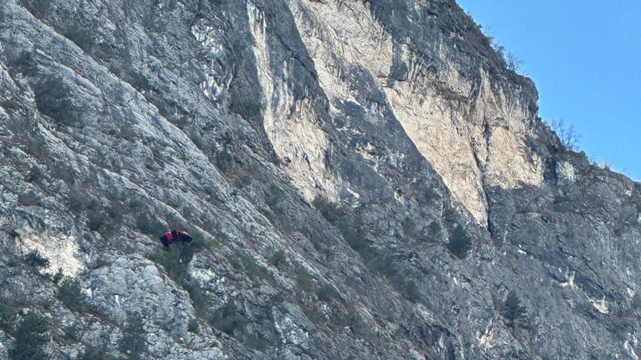 Precipita lungo la parete di cima Capi, base jumper morto in Trentino ...