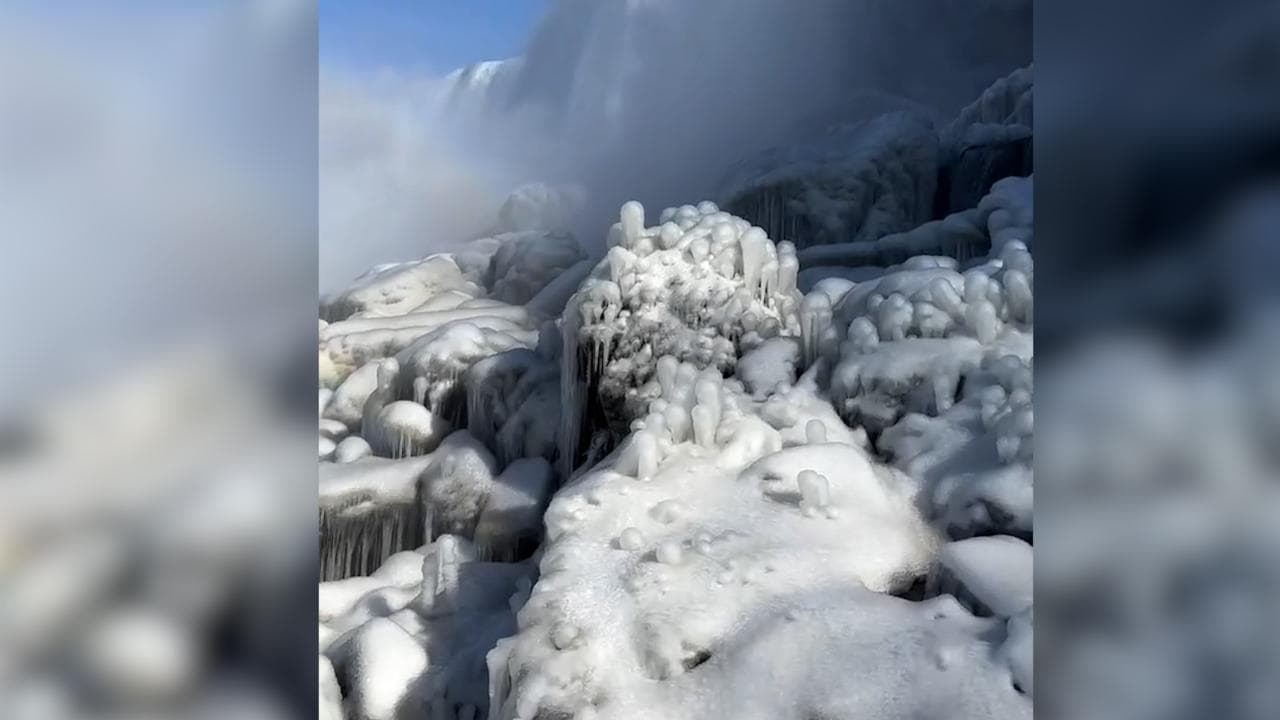 Lo spettacolo delle cascate del Niagara nella morsa del gelo