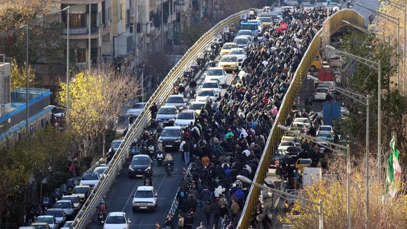 Iran, proteste per la crisi economica. Sei morti negli scontri. Trump: “Usa pronti a intervenire”
