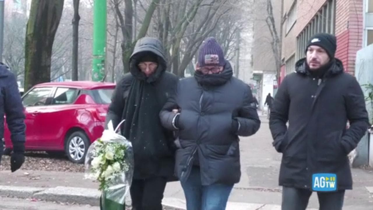 Milano, i genitori di Aurora Livoli depongono mazzo di rose. Lo zio: "Aspettiamo esito autopsia"