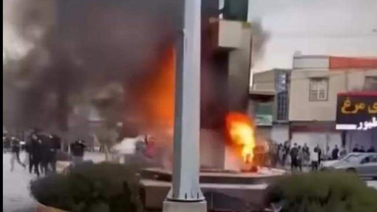 Iran, si allarga la protesta per la crisi economica con scontri e manifestazioni