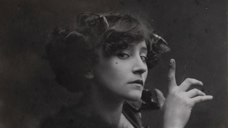 Colette nel 1906 vestita da fauno per la pantomima Le Désir, La Chimère et l’Amour.  Bertrand Huet / Collection Frédéric Maget