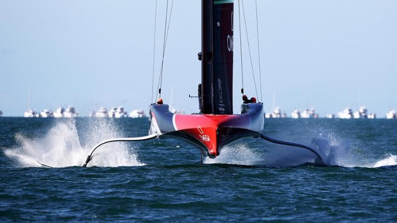 Sopra, un momento dell’America’s Cup, ad Auckland (2021). La trentottesima edizione si terrà a Napoli nel 2027. MICHAEL BRADLEY/AFP via Getty Images