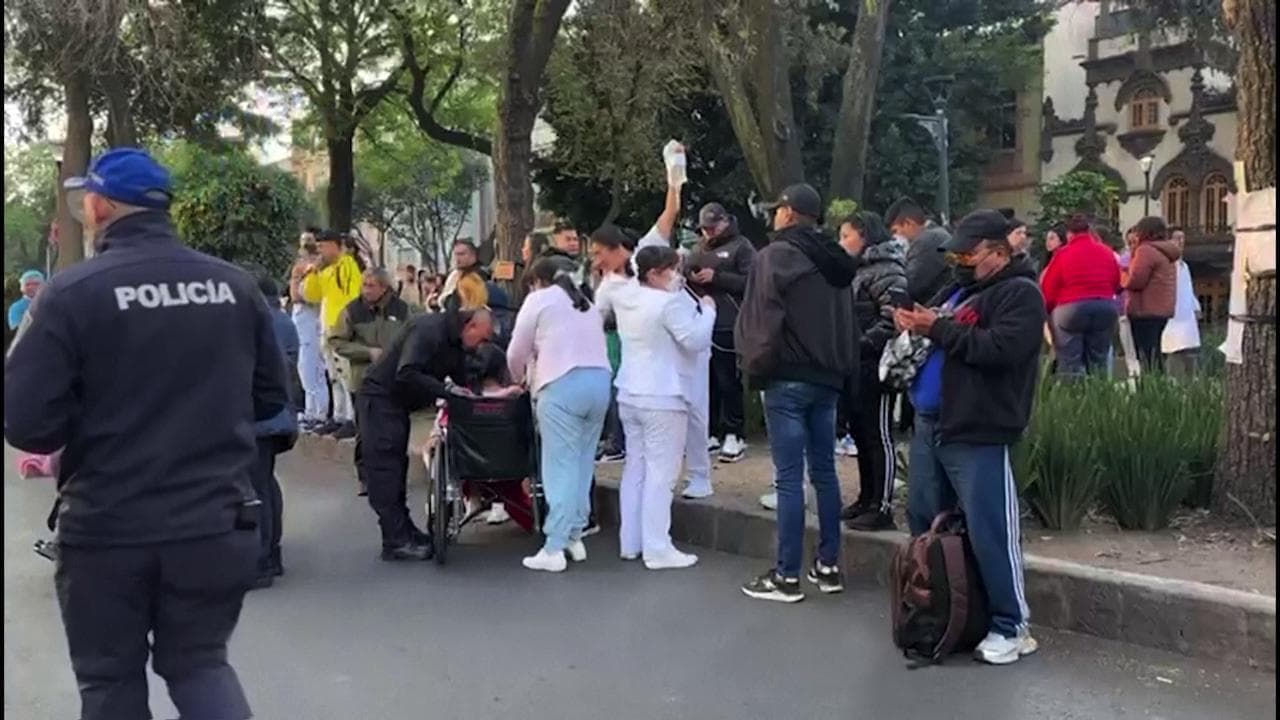 Terremoto Messico, il messaggio di 'Allerta sismica' e la gente si raduna in strada