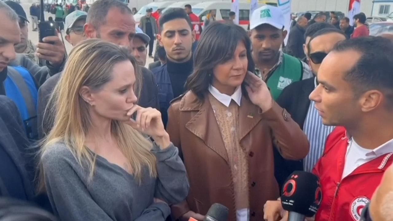 Striscia di Gaza, Angelina Jolie visita il valico di Rafah al confine con l'Egitto