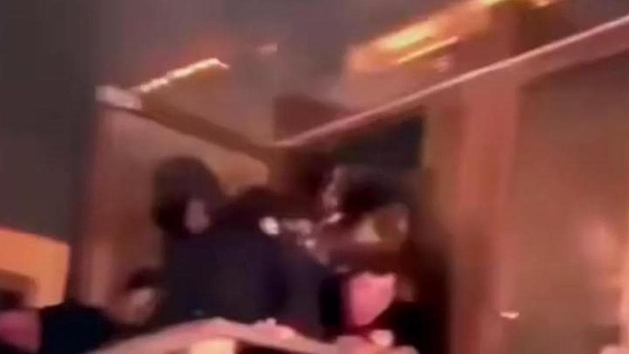 Crans-Montana, la fuga dalle fiamme: dall'esterno qualcuno apre una vetrata e libera una ragazza