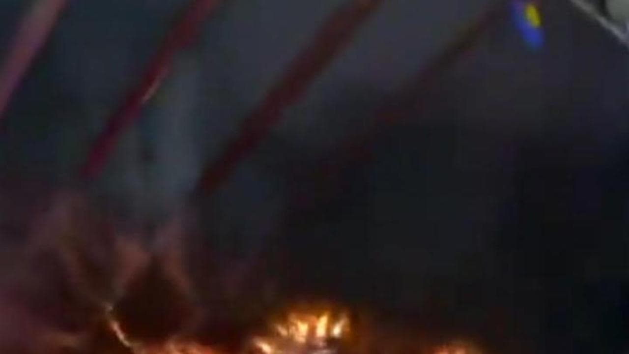 Crans-Montana, le fiamme avvolgono il soffitto del locale mentre i ragazzi filmano e cantano