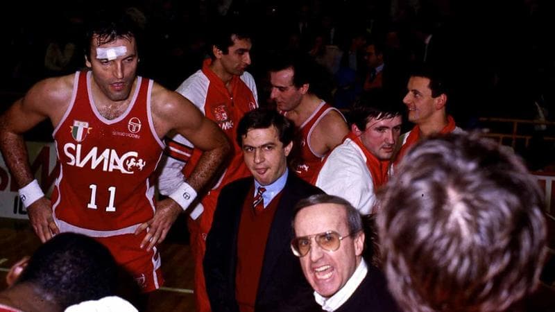 Dan Peterson durante un time out ai tempi della Simac Milano